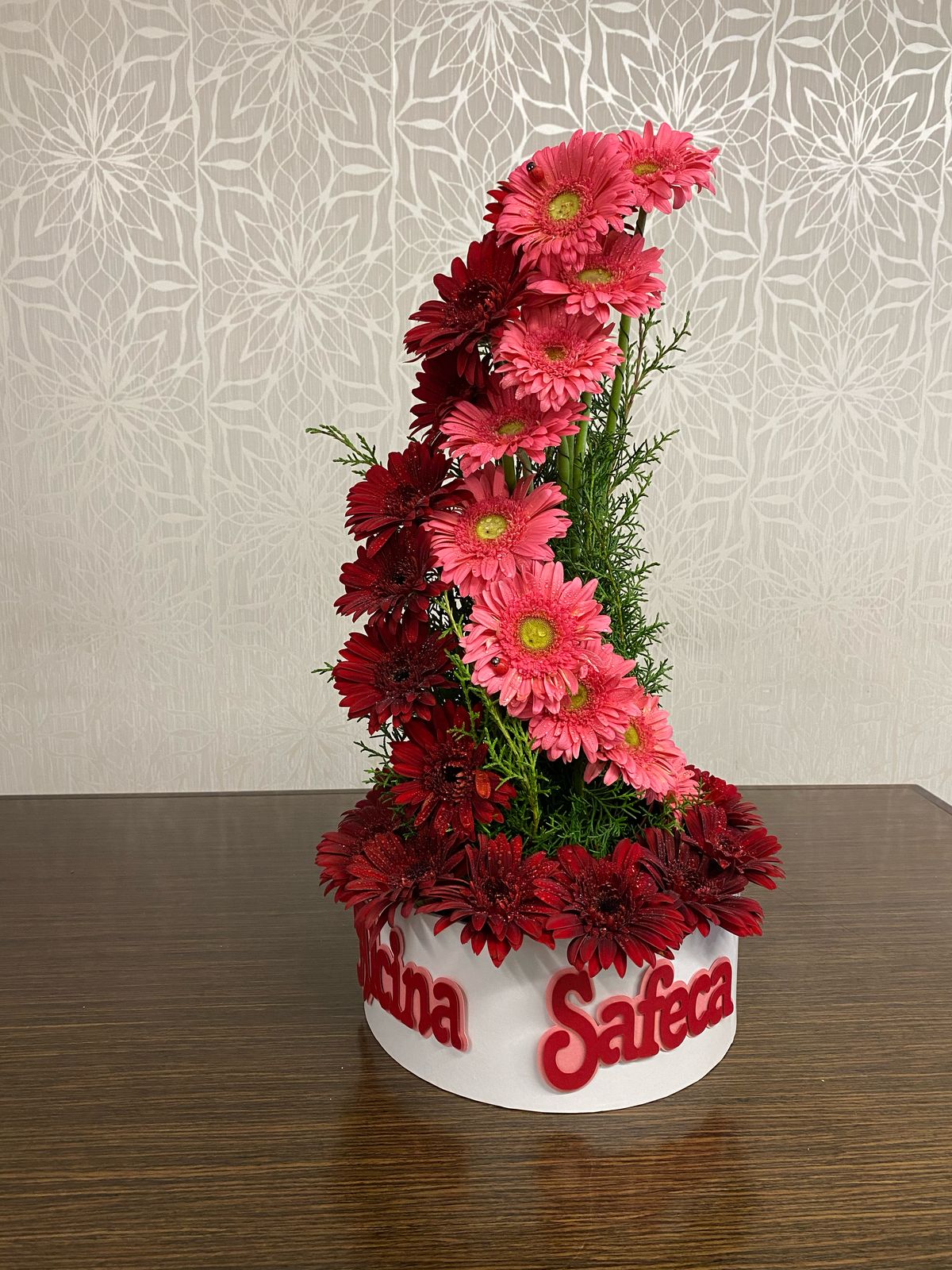 Cesta de Flores Naturais com Gerberas Vermelhas e Rosadas